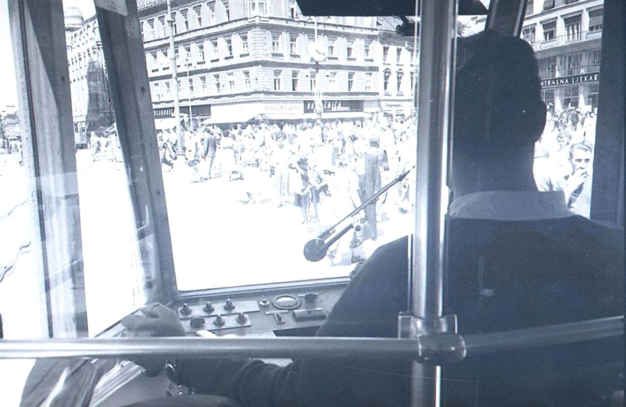 Tramvajska stanica na Trgu bana Jelačića, vozač tramvaja snimljen s leđa 1955. godine